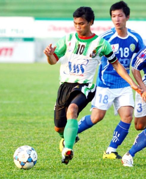 Anh bắt đầu chơi bóng đá từ năm 1994 trong màu áo đội bóng năng khiếu huyện Châu Thành.